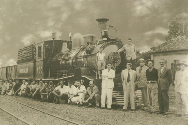 Esta foto, cedida pelo leitor e amigo Ademir Sebastião Pedro de Souza (Nena Viagens), foi tirada em 1954, na linha de trem da antiga Mogiana (Fepasa) — em frente tem hoje a firma Tubos & Cia. Agachados, da esquerda para a direita: José Bosco, Aristides Cr